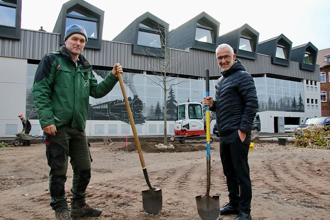 v.l.: Benjamin August, eine Sumpfeiche die einmal mit sch&ouml;ner Herbstf&auml;rbung erfreuen soll und Bauherr Axel Heck  (Foto: agl)