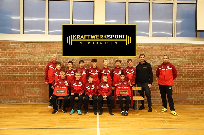 Dank dem "Kraftwerk" gab es jetzt neue Anzüge für die D-Jugend (Foto: FSG 99 Salza) Dank dem "Kraftwerk" gab es jetzt neue Anzüge für die D-Jugend (Foto: FSG 99 Salza)