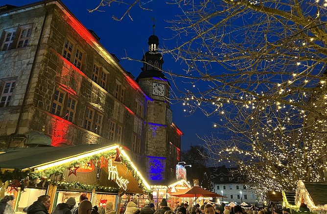 Weihnachtsmarkt am Nordhäuser Rathaus (Foto: Stadtverwaltung Nordhausen) Weihnachtsmarkt am Nordhäuser Rathaus (Foto: Stadtverwaltung Nordhausen)