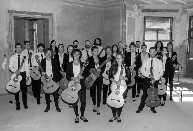 Das Gitarrenensemble con fermezza (Foto: con fermezza) Das Gitarrenensemble con fermezza (Foto: con fermezza)