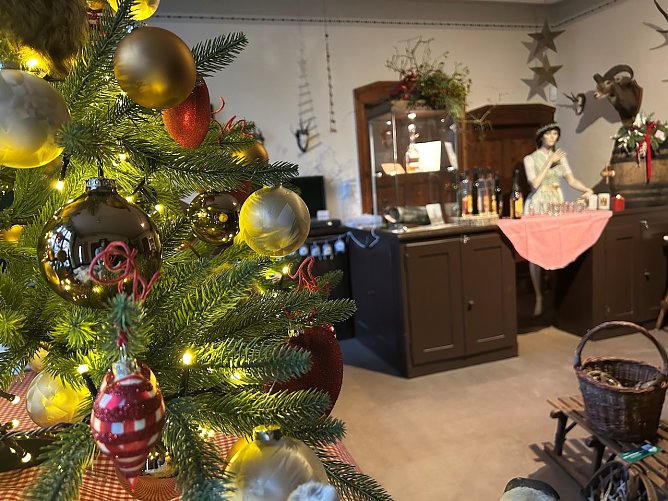 Der Baum im Kontor hat spezielle Kugeln � mit Fell. (Foto: Thomas M&uuml;ller)