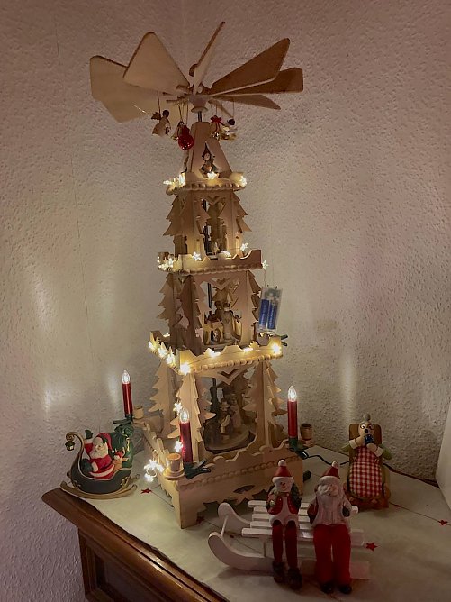 Leuchtende Weihnachtspyramide in der Adventszeit (Foto: Gudrun Oesterheld) Leuchtende Weihnachtspyramide in der Adventszeit (Foto: Gudrun Oesterheld)