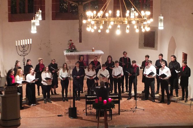 Der Jugend- und Kammerchor in der Blasii-Kirche (Foto: Thomas Hofereiter) Der Jugend- und Kammerchor in der Blasii-Kirche (Foto: Thomas Hofereiter)
