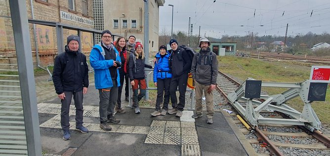 Die Finisher am S-Bahnhof Halle-Nietleben nach 100 Kilometern und 25 Wanderstunden. (Foto: Bodo Schwarzberg)