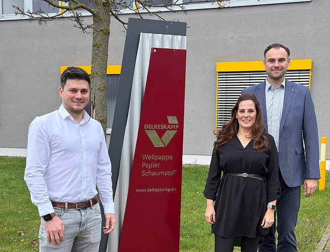 Christin Delert vom Hospiz Am Stadtpark freut sich &uuml;ber die langfristige Unterst&uuml;tzung von DELKESKAMP v.l.n.r. Nicholas Delkeskamp, gesch&auml;ftsf&uuml;hrender Gesellschafter DELKESKAMP; Christin Delert Hospizleitung Hospiz Am Stadtpark und Thorsten Weissbeck, Betriebsleiter der Wellpappenwerke    (Foto: Jana Vogt)