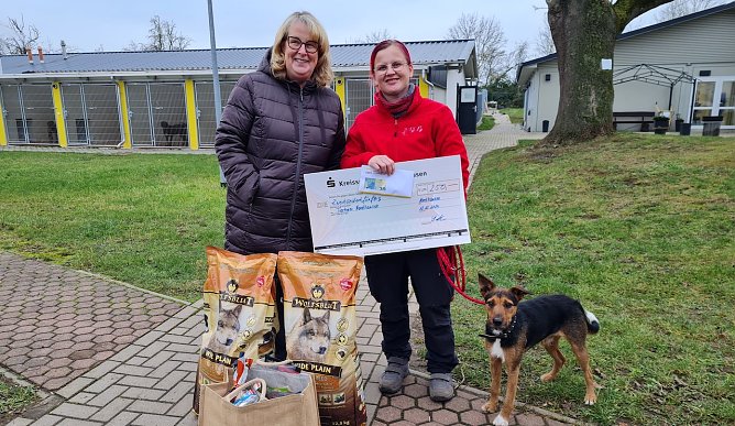 SWG-Chefin Inge Klaan &uuml;berbrachte eine Geld- und Futterspende an das Nordh&auml;user Tierheim. Dessen Leiterin Jennifer Schenk freut sich &uuml;ber die Geldzuwendung.  (Foto: SWG Nordhausen/S.Schedwill)