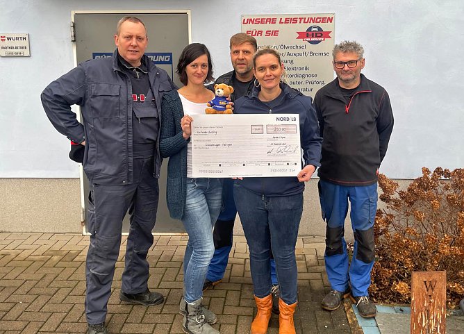  F&uuml;r die HD Car Service-Kfz-Werkstatt &uuml;bergaben Inhaber Heiko D&uuml;rschmied und Kollegen die Spende an Koordinatorin Tina Wunderlich  (Foto: privat)