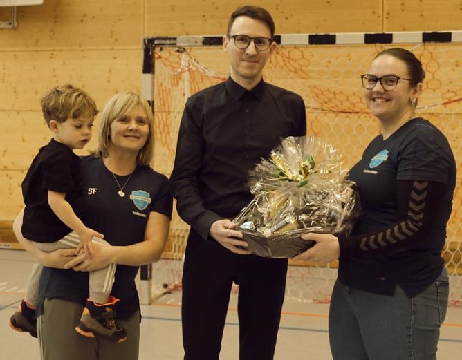 links Sabrina Fischer mit Sohn, Mitte Kevin Rausch, rechts Laura Schlese, Fotografie: Jasmina Draftz (Foto: SV Gl&uuml;ckauf Bleicherode)