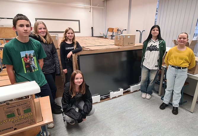 Frisch geliefert: digitale Tafeln f&uuml;r die Regelschule Bleicherode (Foto: Pressestelle Landratsamt)