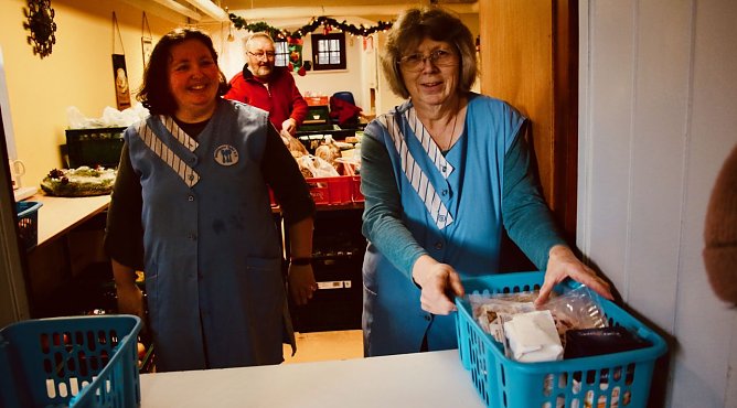 Weihnachtsausgabe bei der Tafel (Foto: agl)