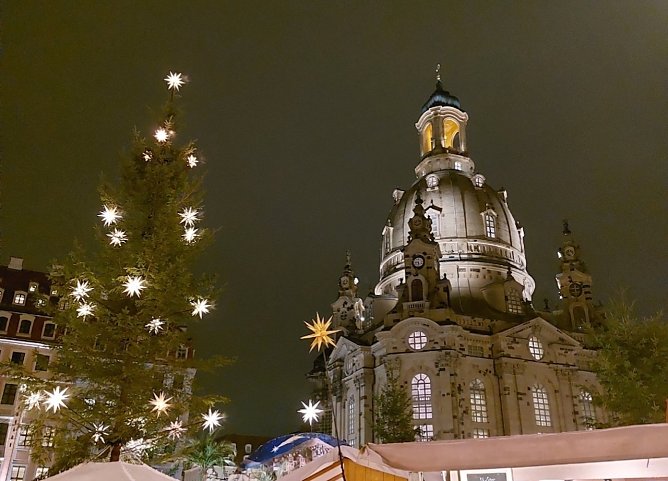 Dresdener Weihnachtsmarkt mit Frauenkirche (Foto: Jana Schreiber)