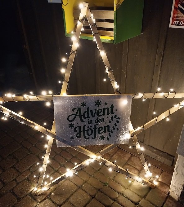 Advent auf den Höfen in Neustadt/Harz - Leuchtender Stern (Foto: Peter Sieckel) Advent auf den Höfen in Neustadt/Harz - Leuchtender Stern (Foto: Peter Sieckel)