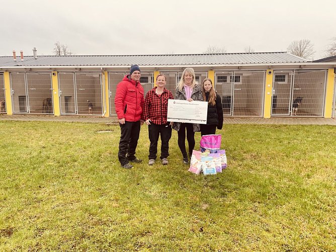 v.r.: Sophie Liebau, Astrid Liebau, Leiterin Tierheim und Maik Liebau (Foto: M. Liebau) v.r.: Sophie Liebau, Astrid Liebau, Leiterin Tierheim und Maik Liebau (Foto: M. Liebau)
