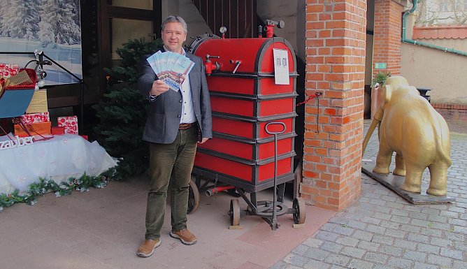 Im Jahresflyer (am Artikel als .pdf-Datei angeh&auml;ngt) wirbt Thomas M&uuml;ller f&uuml;r stolze 80 Veranstaltungen in diesem Jahr (Foto: Eva Maria Wiegand)