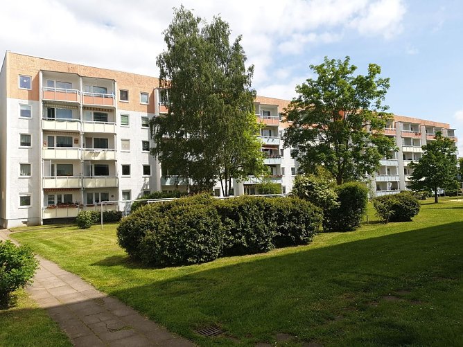 Der 40 Wohnungen umfassende Block in der Hufelandstra&szlig;e 5-8 wird in den kommenden Monat energetisch saniert. Die Arbeiten beginnen mit dem R&uuml;ckbau der alten Balkone (Foto: Karsten Gr&uuml;neberg)