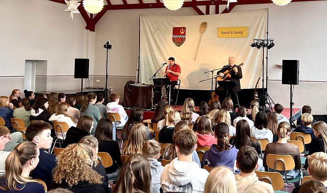 Das Künstlerduo "Kokott und Georgi" am Herder-Gymnasium (Foto: P.Kugelmeier) Das Künstlerduo "Kokott und Georgi" am Herder-Gymnasium (Foto: P.Kugelmeier)