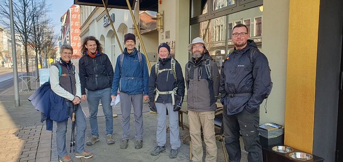 Sechs der sieben Starter vor dem Hotel F&uuml;rstenhof in Nordhausen (v.l.): Antje Otte-Hartig, Frank Steinert, Bodo Schwarzberg, Hartmut Schmidt, Dr. Christian Richter, Jim R&uuml;ckert. (Foto: S. Schmidt)