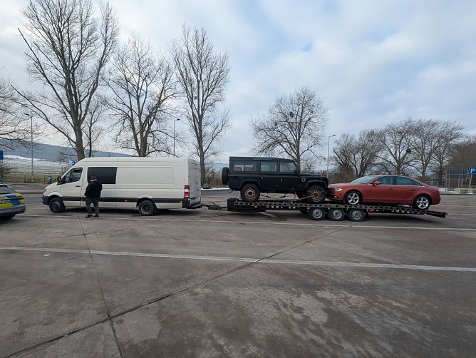 Schwere Fracht auf dem Parkplatz Galgenberg an der A38 (Foto: LPI)