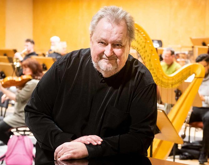 Michael Helmrath steht am Pult in Sondershausen (Foto: Marco Kneise)