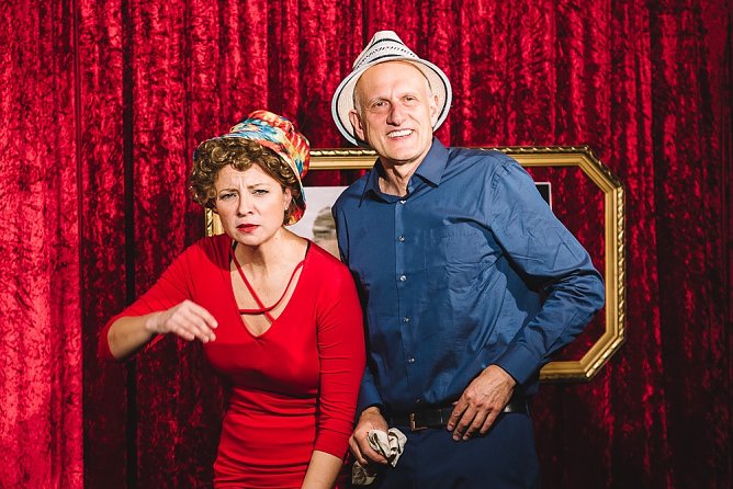 Rosenkrieg und Bettgeflüster (Foto: AndersweltTheater Stolberg ) Rosenkrieg und Bettgeflüster (Foto: AndersweltTheater Stolberg )