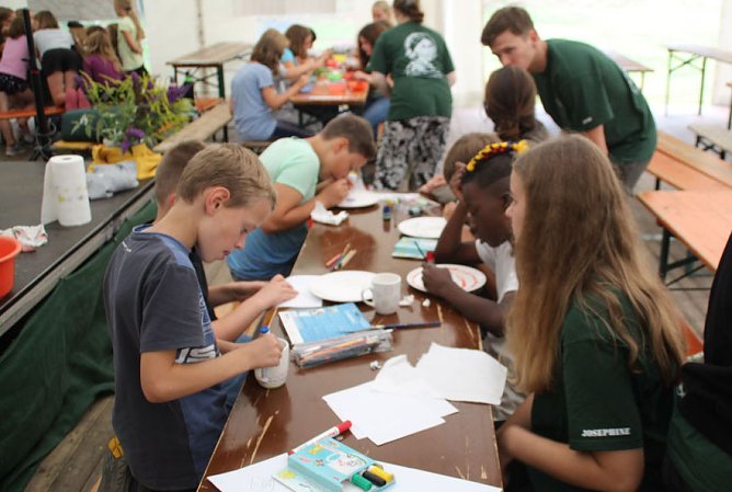 Porzellanmalerei im KILA am Freitag (Foto: F.Tuschy) Porzellanmalerei im KILA am Freitag (Foto: F.Tuschy)