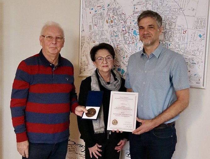 Die Vorsitzende des Freundeskreises, Christine Wagner, und Hans-Leopold Holzapfel (stellvertretender Vorsitzender), trafen Oberb&uuml;rgermeister Kai Buchmann (Foto: Stadt Nordhausen)