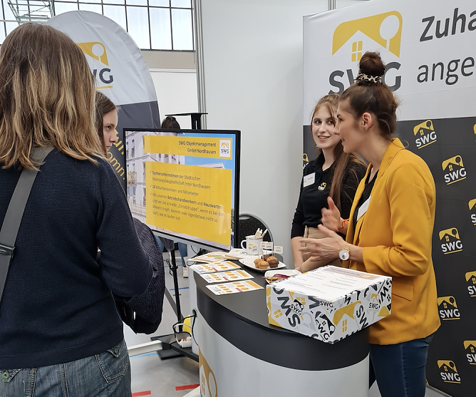  Die St&auml;dtische Wohnungsbaugesellschaft (SWG) pr&auml;sentiert sich und ihre Ausbildungsberufe wieder beim Forum Berufsstart in der Nordh&auml;user Wiedigsburghalle. Sarah Krug (rechts) und Laura Gorges von der SWG im Gespr&auml;ch mit interessierten Sch&uuml;lerinnen. (Foto: Archivfoto: SWG Nordhausen/S.Schedwill)