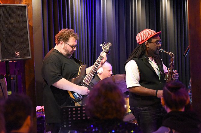 Scott Kinsey in der Jazzmangel (Foto: Dirk Schr&ouml;ter)