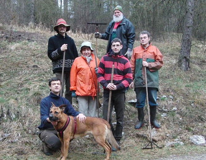 Pflegeeinsatz im April (Foto: B. Schwarzberg) Pflegeeinsatz im April (Foto: B. Schwarzberg)