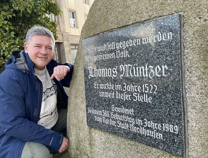 Thomas Müller am Gedenkstein für Thomas Müntzer am Kornmarkt. (Foto: Kristin Müller) Thomas Müller am Gedenkstein für Thomas Müntzer am Kornmarkt. (Foto: Kristin Müller)