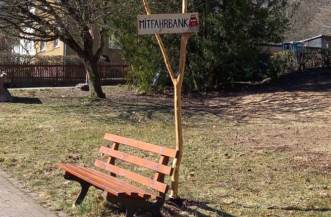 Die neue Mitfahrbank vor der St. Katharina Kirche (Foto: I.Kalbitz) Die neue Mitfahrbank vor der St. Katharina Kirche (Foto: I.Kalbitz)