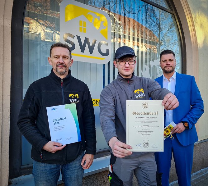 Ausbilder Heiko Oltersdorf (links) und Gesch&auml;ftsf&uuml;hrer Pascal Wetzler freuen sich, dass Moritz Burghardt (Mitte) seine Ausbildung zum Anlagenmechaniker erfolgreich abgeschlossen hat. (Foto: SWG Nordhausen/S.Schedwill)