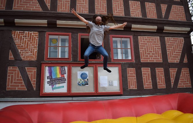 Nele übt schon mal den perfekten Frühlingssprung (Foto: F.Tuschy) Nele übt schon mal den perfekten Frühlingssprung (Foto: F.Tuschy)