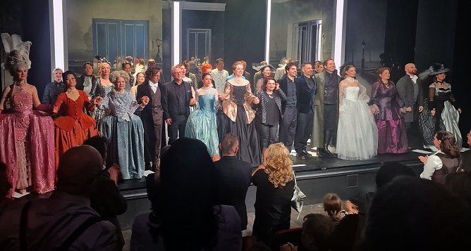 Stehender Applaus f&uuml;r die K&uuml;nstler (Foto: nnz)