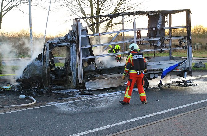 LKW-Brand auf dem Parkplatz einer Rastst&auml;tte (Foto: S.Dietzel/ Feuerwehr)