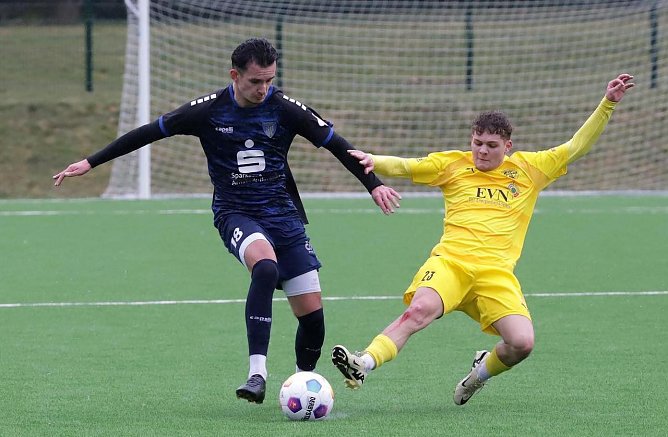Linus Klapproth versucht den Arnst&auml;dter Janes Gr&uuml;nert vom Ball zu trennen (Foto: FSV Wacker )
