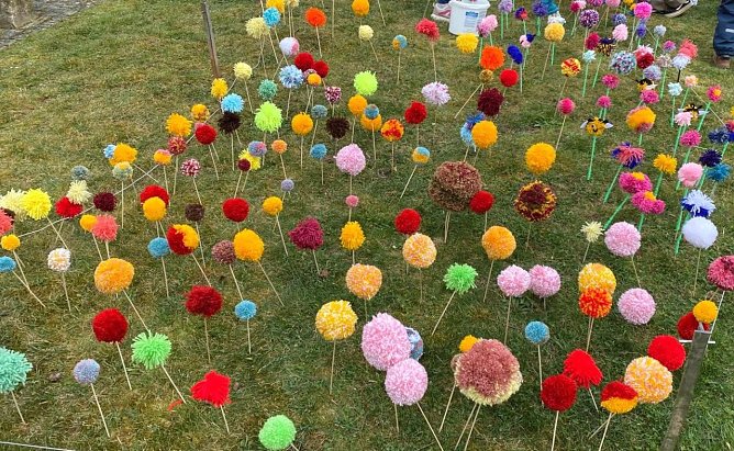 Nachhilfe f&uuml;r die Natur heute beim Einbommeln im Kurpark bad Langensalzas  (Foto: Eva Maria Wiegand)
