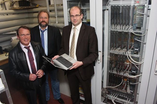 Schnell ins Netz (Foto: P. Grabe) Schnell ins Netz (Foto: P. Grabe)