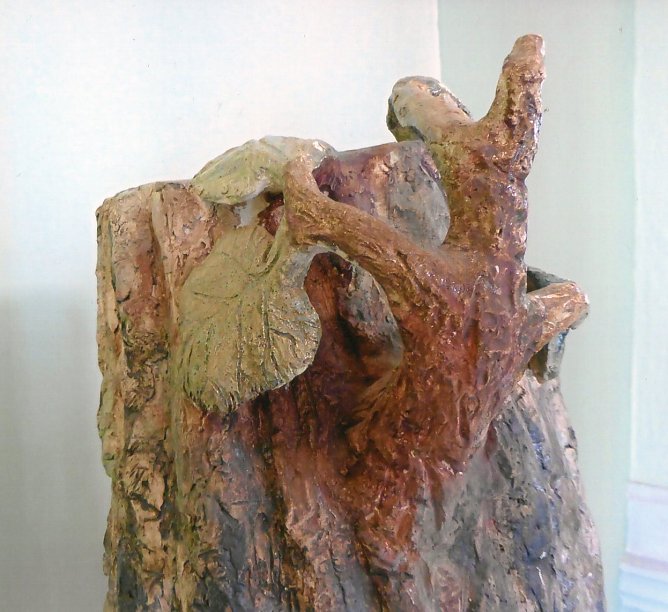 Oberer Teil des Baumtorso mit Blattaustrieb (Foto: Heidelore Kneffel) Oberer Teil des Baumtorso mit Blattaustrieb (Foto: Heidelore Kneffel)