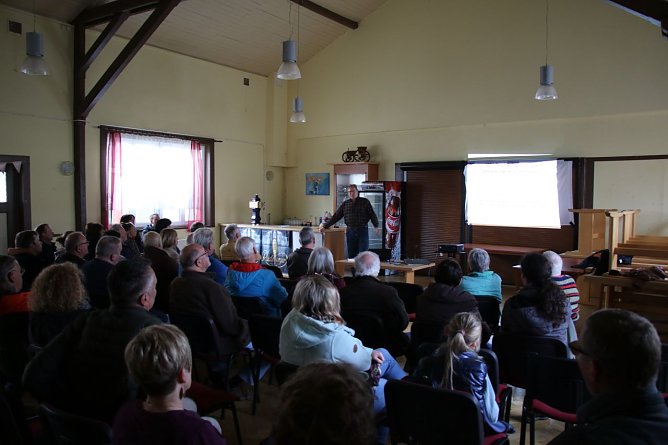 Versammlung im Dorfgemeinschaftshaus in Herrmannsacker (Foto: agl) Versammlung im Dorfgemeinschaftshaus in Herrmannsacker (Foto: agl)