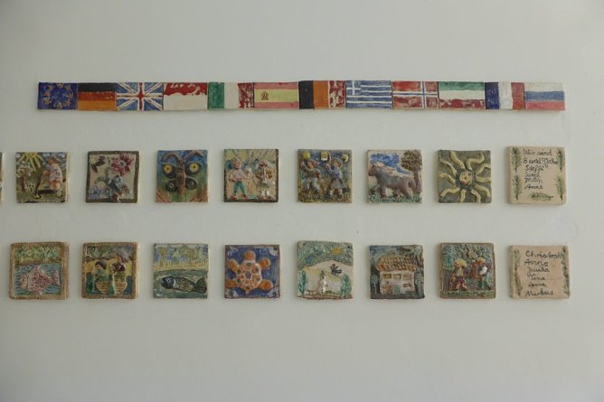 Gro&szlig;e Keramikarbeit Fabelhaftes Europa von Sch&uuml;lern in der K&auml;the-Kollwitz-Schule (Foto: Heidelore Kneffel)