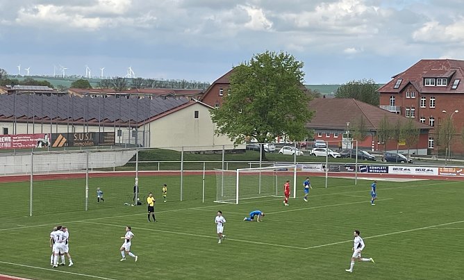 Die Preu&szlig;en in wei&szlig; jubeln nach dem F&uuml;hrungstreffer, die blau gekleideten Nordh&auml;user lassen die K&ouml;pfe h&auml;ngen. (Foto: oas)