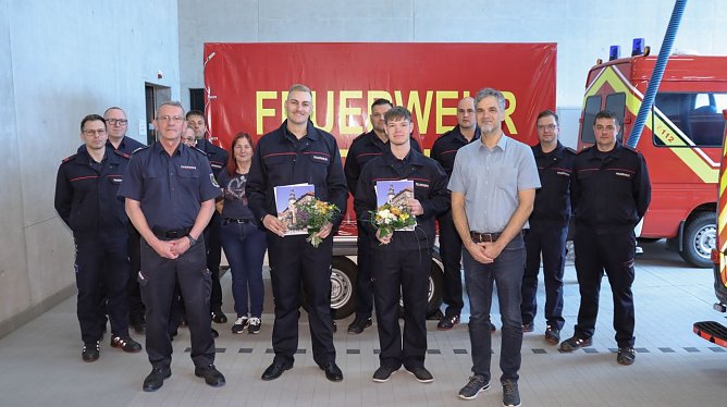 Neue Brandmeister Anw&auml;rter: Felix Etzrod und Pascal G&ouml;deke (Foto: Stadt Nordhausen)