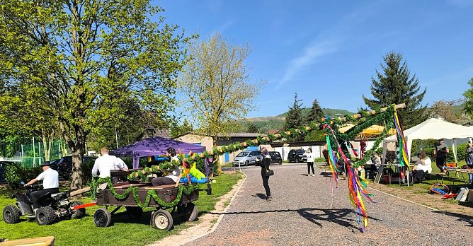 Maibaumsetzen in Solstedt: Ein Fest f&uuml;r die ganze Familie (Foto: U.Bernert)