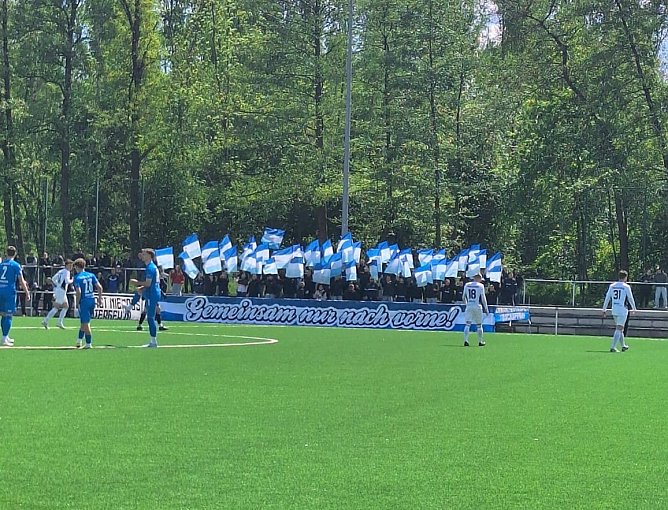 Die Wackerfans wollen wieder nach vorne blicken: der Sieg heute hilft dabei (Foto: H.Reinecke)