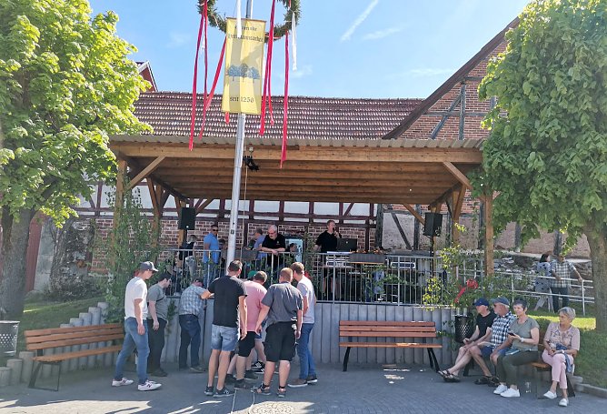 Maibaumsetzen in Hermannsacker (Foto: F.Seiler)