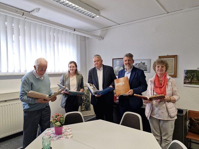 Ulrich Schleif &uuml;bergibt Sammlung zur Geschichte des Nahverkehrs in M&uuml;hlhausen (Foto: Pressestelle Landratsamt)