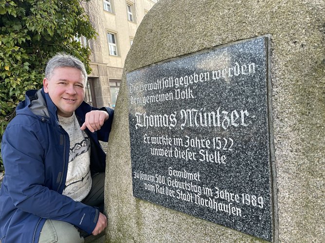 Thomas M&uuml;ller am Gedenkstein f&uuml;r Thomas M&uuml;ntzer am Kornmarkt (Foto: Kristin M&uuml;ller)