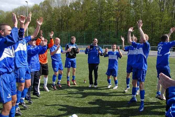 So feiern Aufsteiger (Foto: W. Hasselbach)