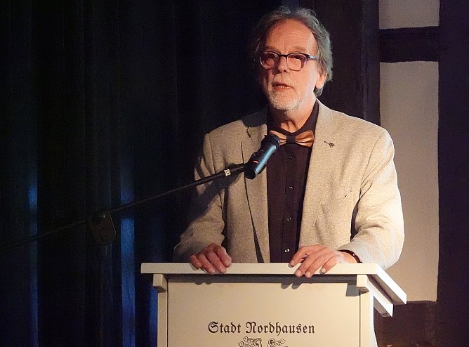 J&uuml;rgen Rennebach begr&uuml;&szlig;t die G&auml;ste der Festveranstaltung (Foto: nnz)